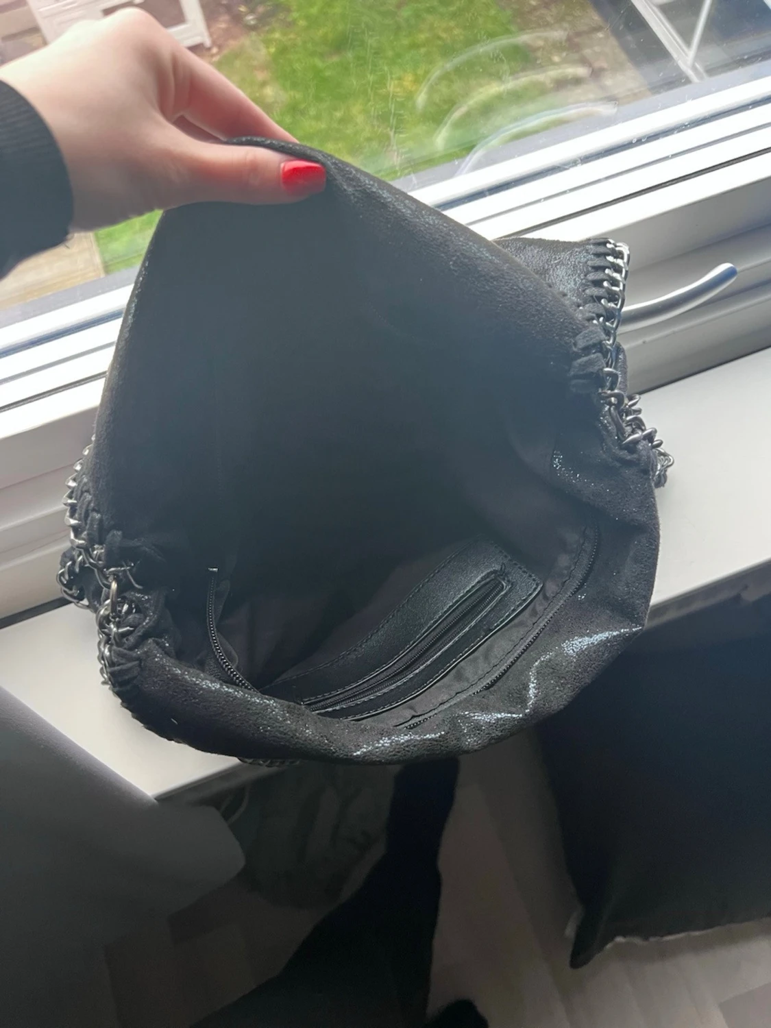 Svart axelväska med kedjedetaljer - 2