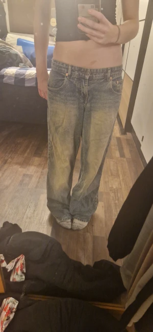 Baggy jeans W28 - Säljer dessa Motel då jag inte använder dom längre. Midjemåttet rakt över är 40 cm, och innerbenslängden är 78 cm. Jeansen är lite slitna men fortfarande i bra skick. Köpte jeansen för 700kr.