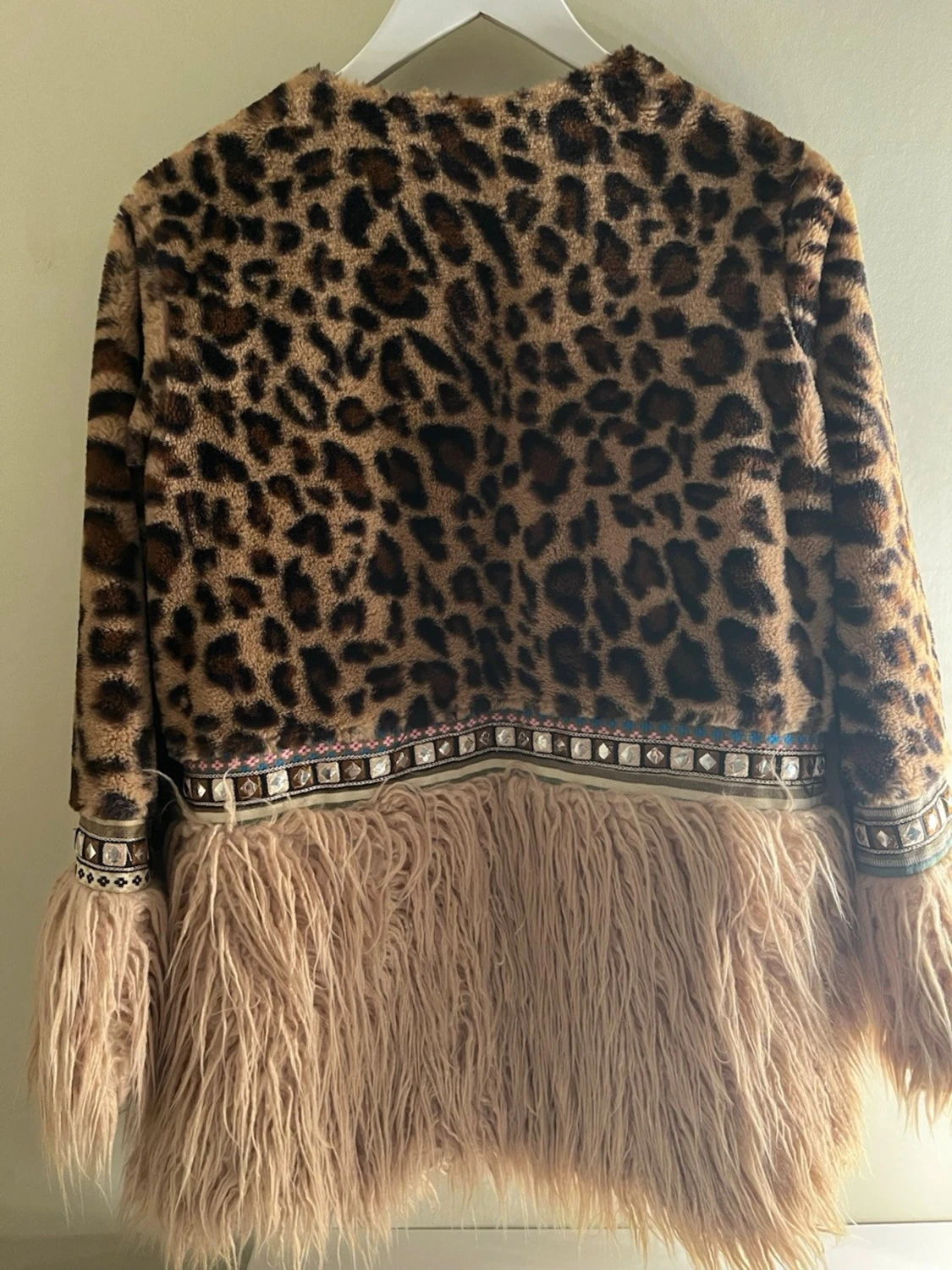 Leopardmönstrad pälsjacka med fransar - 4