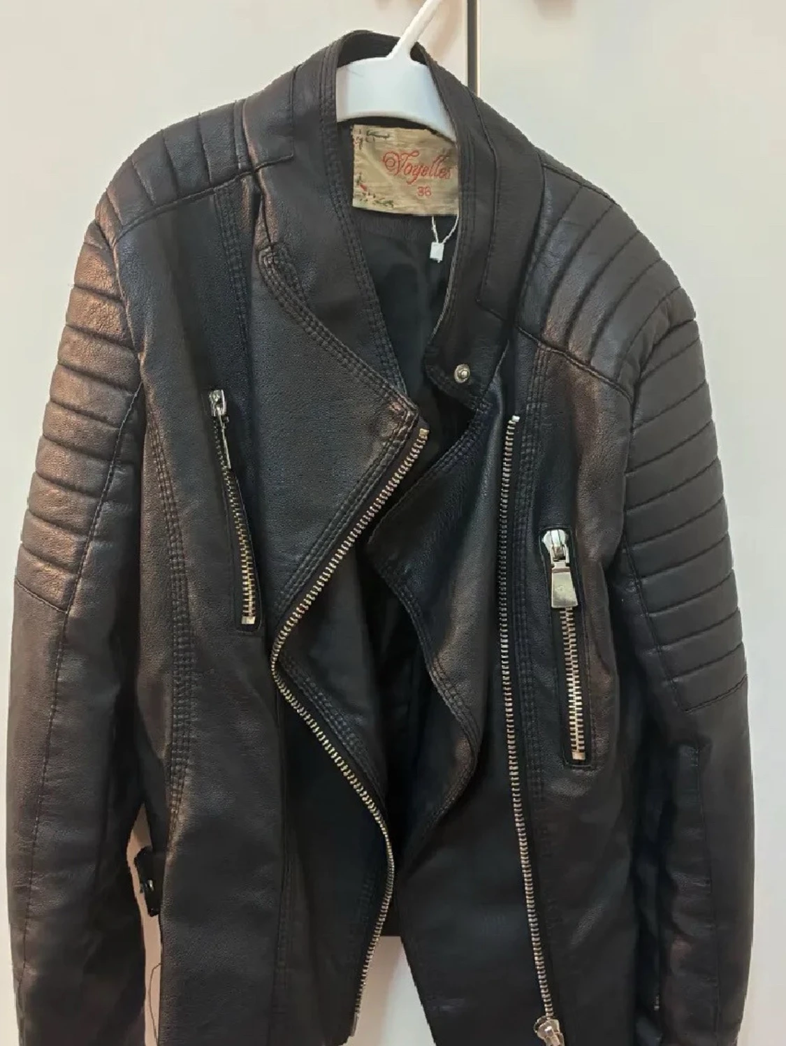 Svart skinnjacka från Voyelles