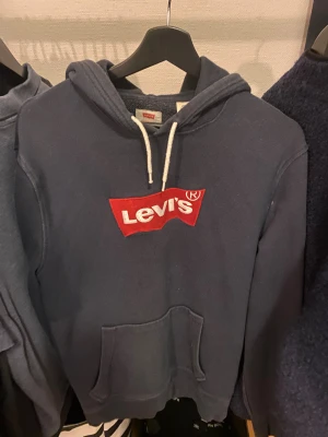 Levis Hoodie - Fräsch Levis hoodie i bra kvalitet i storlek M. Skriv om du är intresserad. 