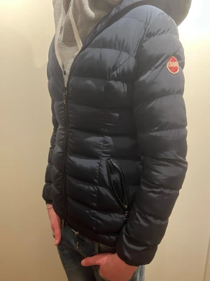 Colmar Puffer jacket  - Nu säljer vi en eftertraktad Colmar jacka i ett otroligt bra skick! 🌟Hör gärna av dig!🤩