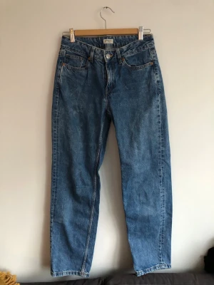Jeans Lindex  - Mycket fint skick. Stl 38. Tjockt jeanstyg. Typ momjeans. Ledsen att ha växt ur för jag tycker väldigt mycket om dem.