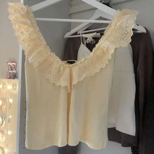 Ljusgul linnetopp med volang - Säljer min supersöta ljusgula linnetopp från Gina då jag aldrig använt den. Toppen har en luftig passform och ett mjukt och bekvämt material. Inga defekter tillkommer!💗