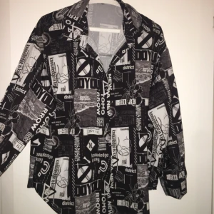 Alternativ skjorta - Cool skjorta med sammetsimitation. Strl XS men oversized passform✨