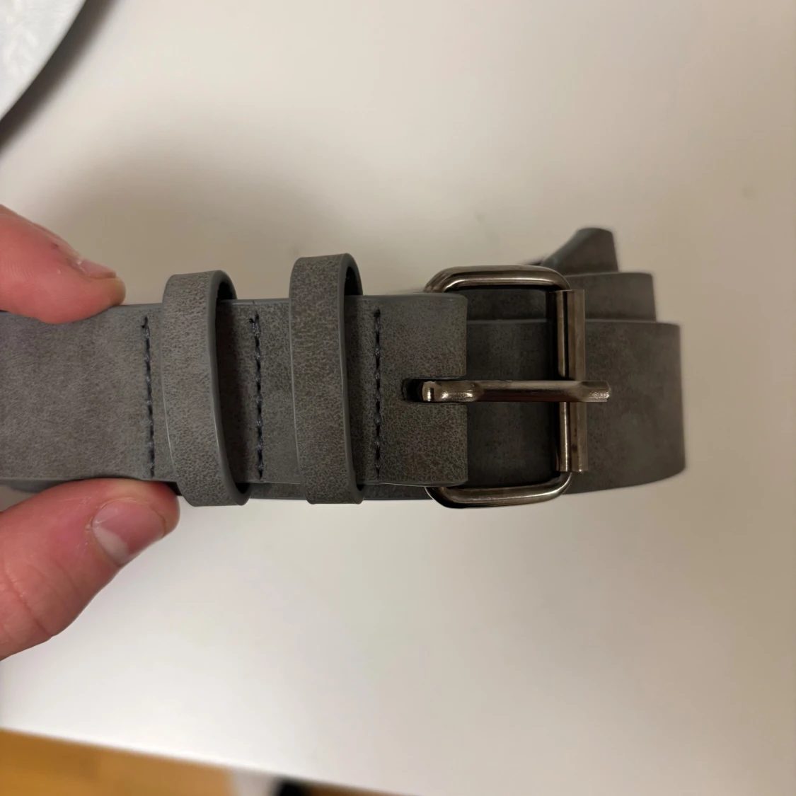 Grått skärp i skinn med silverfärgat spänne