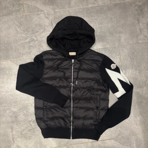 Moncler - Säljer en stilig moncler cardigan storlek S den har nfc och tagg. Priser går att diskuteras, skriv om du har funderingar eller vill ha fler bilder 