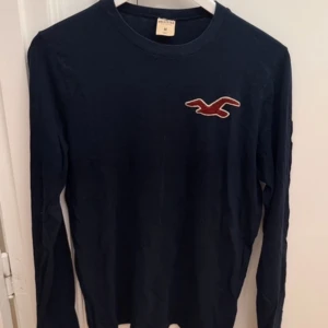 Mörkblå långärmad tröja Hollister - Snygg mörkblå stickad tröja i 100% bomull från hollister