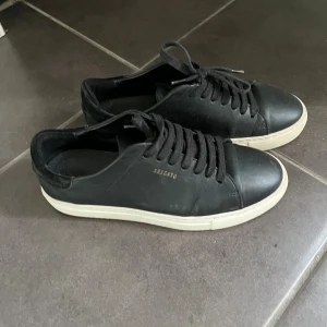 Svarta sneakers från Axel Arigato - Mycket bra skick! Andvänt fåtal gånger då jag råka beställa fel storlek. Box följer med! Nypris ligger på omkring 2600kr. Om du undrar något är det bara att höra av dig 😊 OBS!! Vid snabb affär kan priset sänkas 