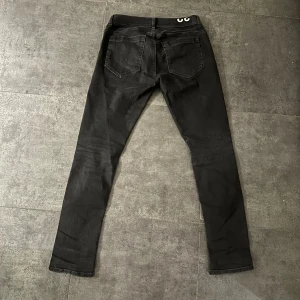 Dondup George  - Dondup jeans [] Skick 9/10 [] Storlek 32/32 [] Pris 599kr  [] Fraktar via Postnord på köparens beskostnad[] Hör av dig vid minsta fråga eller fundering!