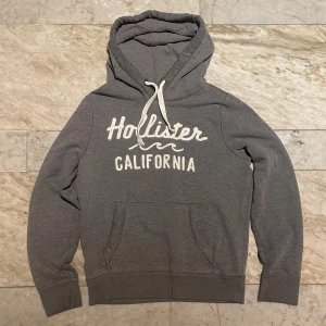 Hollister hoodie  - Skön Hollister hoodie i st M! Passar perfekt nu till hösten! Hör av dig vid ytterligare frågor! Mvh Henry 