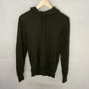 J Lindberg Kashmir hoodie - Riktigt soft Kashmir Hoodie av J Lindeberg, storlek L men sottter mer som en M. Modellen är 185. Riktigt fint skick.