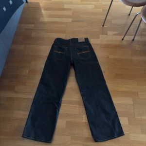 Nudie Jeans Deadstock #20 loud larry - Riktigt schyssta nudie jeans i modellen loud larry med riktigt fin färg. De är slutsålda och i princip helt nya. Har endast haft på mig de en gång och säljer eftersom de är lite korta på mig.