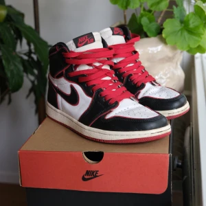 Jordan 1 Retro High Bloodline - Fina Jordan 1 Retro High Bloodline i storlek 40 