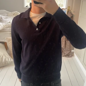 Mörkblå pikétröja från ARKET - Mörkblå pikétröja från ARKET i merinoull                        Storlek M                                                                        Vid funderingar eller intresse är det bara att skriva!