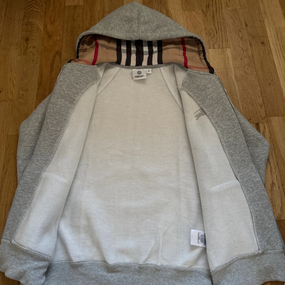Grå hoodie från Burberry med dragkedja - 4