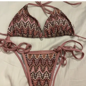 mönstrad bikini  - bikini från liten butik i Spanien, finns inga lappar men på prislappen stog det XS/S, men prislapp är tyvärr borta. Inköpt för 35€, alltså cirka 400 svenska kronor. Säljer då den är för stor för mig💕helt oanvänd
