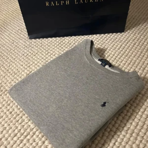 Ralph lauren tröja - Ralph lauren tröja | skick: 8,5/10 | Size - L (14-16 år) | Nypris ca 1500kr | Mitt pris 399 | Hör av dig vid minsta fråga //CDL