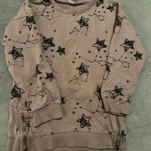 Lila tröja storlek 98-104 - ⚪️Barn som använt så skavanker finns alltid⚪️