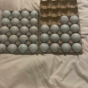 Titleist Pro V1 Golfbollar (begagnade) -  33 pack .Stort parti Titleist Pro V1 golfbollar, blandat skick. Vissa bollar har märken, missfärgningar och slitage, men de flesta är i spelbart skick. Perfekt för träning eller dig som vill ha kvalitetsbollar till bra pris. Som sakt blandat skick de flesta är bra men vissa är målade på