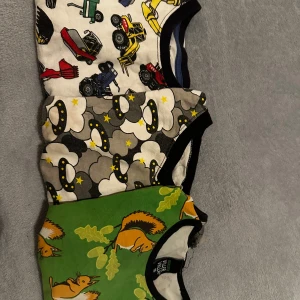 Långärmade T-shirts storlek 98-104 -  ⚪️Barn som använt så skavanker finns alltid⚪️blandat skick därav priset