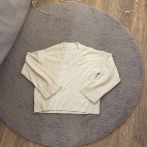 Fin stickad vit tröja ifrån gina tricot - Super fin och mysig stickad V ringad tröja 
