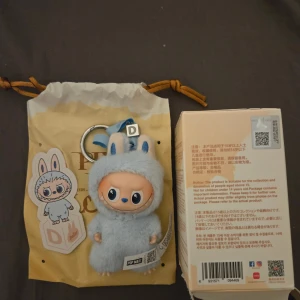 Labubu "D" - Öppnade underifrån labubu Pin for love "D"