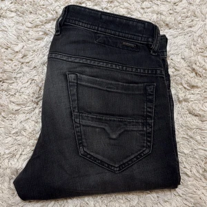 Diesel jeans - Svarta Diesel jeans som är stilrena. De är i bra skick och storlek W31/L32. Nypris ligger på 1800kr och det är bara att skriva vid funderingar mvh Liam!😁