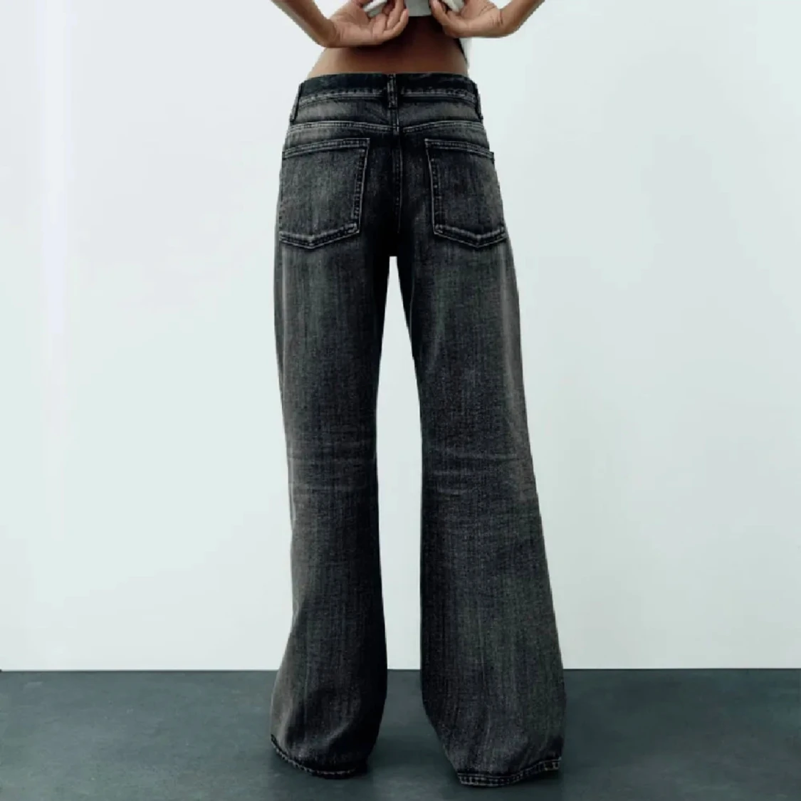 Svarta wide bootcut jeans zara - 2
