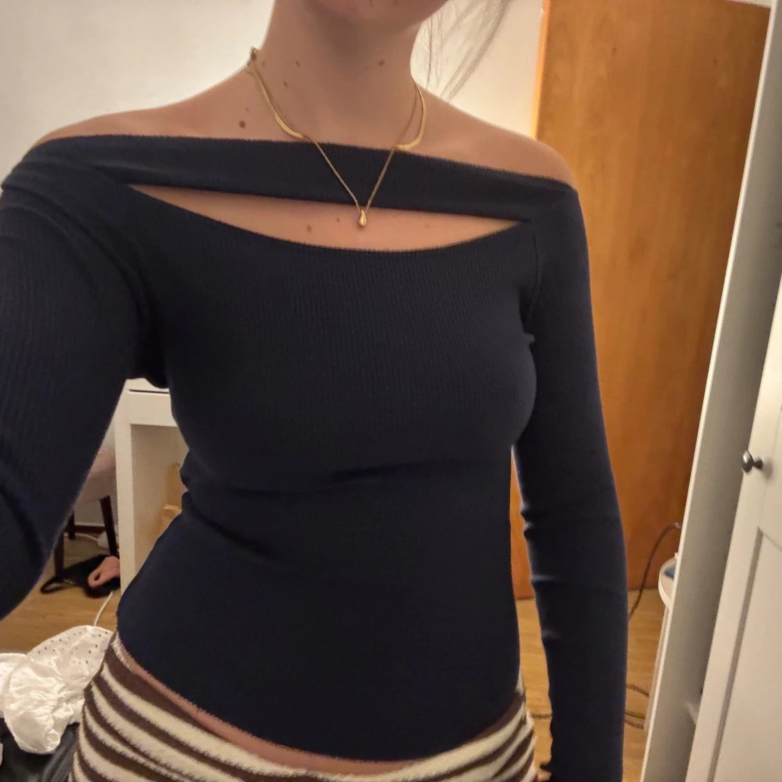 Mörkblå offshoulder topp med cut out