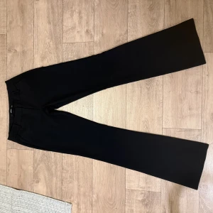 Low waist kostymbyxor från Bikbok - De klassiska kostymbyxorna från bikbok som är low waist. Använda en gång.