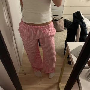 rosa pyjamasbyxor  - säljer dessa helt nya rosa pyjamasbyxor från Gina Tricot med prislapp kvar. Storlek XS, nypris 400kr