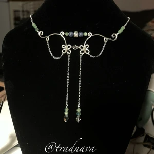 ”Flora” - Ett handgjort halsband i silverpläterad koppartråd med blå frostade sodalitpärlor, gröna glaspärlor och glaskristaller från Preciosa🌿Silverpläterad kedja & lås. Väldigt elegant halsband som ger en känsla av skogsalver, magi och mystik🌲🍄🐿️