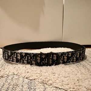 Helt ny bälte och väldigt fin - Helt nytt bälte – aldrig använt, i mycket fint skick. Passar perfekt till alla. Färgen är speciell också som lockar många