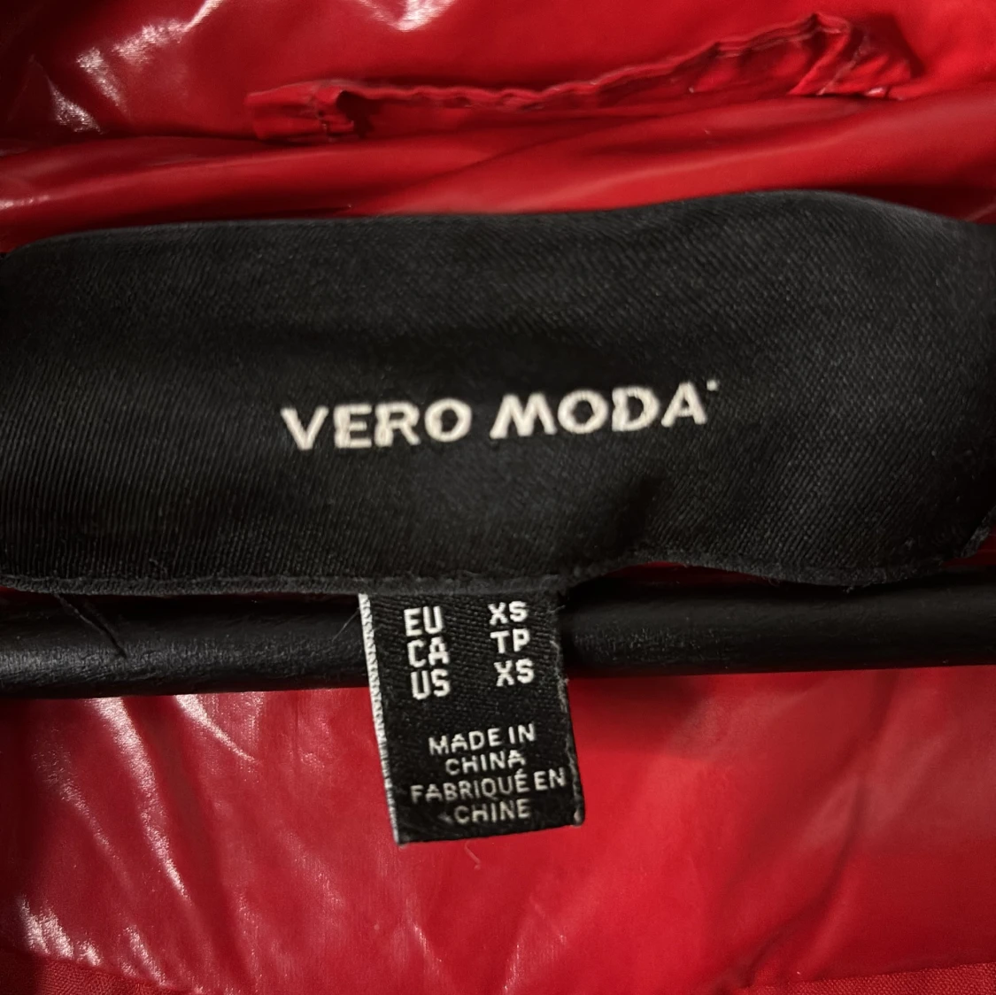 Röd pufferjacka från Vero Moda XS - 3