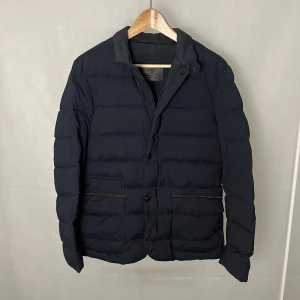 Massimodutti jacka - Riktigt soft dutti jacka. Storlek S. Modellen är 185. Riktigt fint skick