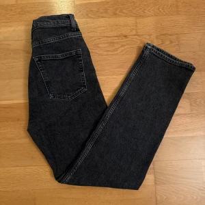 Svarta jeans från & Other Stories - Snygga svarta jeans från & Other Stories med klassisk femficksdesign och raka ben. Jeansen har en mörk tvätt och är tillverkade i slitstarkt denimmaterial. Storlek W25 och L28