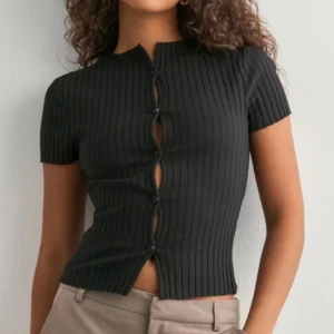 figurnära kofta - topp från gina tricot i storlek xs. endast provad men har inte kvar lappen. nypris 250 kr. använd ”köp nu”. 24/10-2025