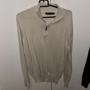 Oscar jacobsson half zip - En skön half zip från oscar jacobsson, knappt använd! Den är i creme-beige och är hur skön som helst. Köpt för 1599 kr på Volt Fashion men säljer för endast 799 kr. Storlek S. Tveka ej med frågor!