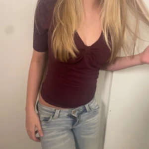 Vinröd topp med rosettdetalj Anna Field - Snygg vinröd topp från Anna Field med korta ärmar och en söt rosettdetalj framtill. Toppen ser lila ut på bilderna men den är mest vinröd 💓 Säljer då den är för stor och jag skulle säga att storleken är en ganska stor medium 💞