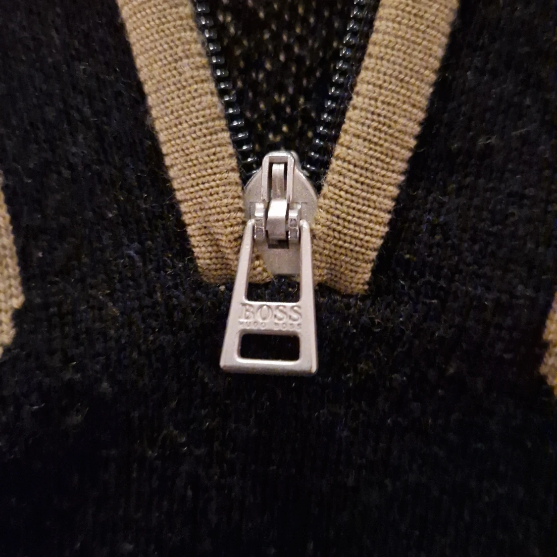 Svart half zip tröja från Hugo Boss - 4