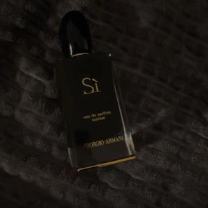 Giorgio Armani Sì intense - Giorgio armani SÌ intense tyvärr är denna utgången men jag säljer min som är helt fylld, jätte elegant mörk pudrig vanilj💕 pris kan diskuteras 