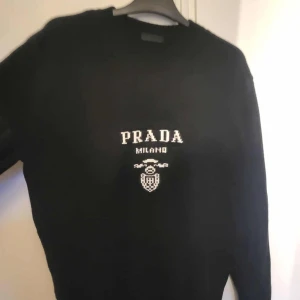 Pr2da tröja - Snygg och stilren prada tröja som passar perfekt till nästan alla olika klädstilar l men passar m