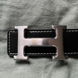 Bälte med H spänne  - Ett helt nytt H bälte, aldrig använd. Skriv gärna för mer bilder eller information😄