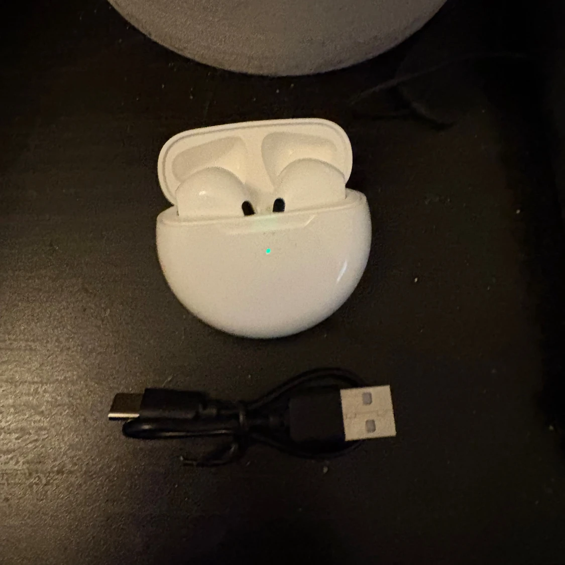 Vita trådlösa hörlurar med laddsladd - 1