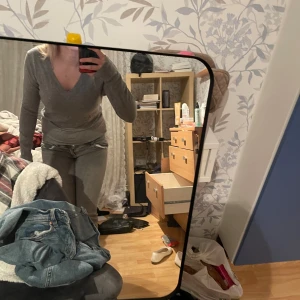 Grå v ringad tröja - Säljer en grå långärmad tröja ifrån Zara. Tröjan har en slits vid handleden