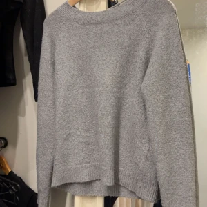Grå stickad tröja från Vero Moda - Väldigt knottrig. Använt mycket. 