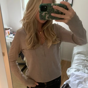 Stickad tröja  - Beige tröja med detaljer som inte kommer till någon användning💕