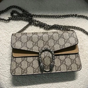 Axelväska - I mycket bra skick, man får plats med det mesta som nycklar, telefon & korthållare 🫶🏼