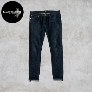 A.P.C selvedge jeans - A.P.C selvedge jeans slim fit, W28 L ca 32 (passar även W29). Gjorda i rå japansk denim, knappt använda men börjar få snygga creases vid lår, fickor och knäveck. Ganska nya och därför fortfarande stela som ny. Redo att formas samt få patina och karaktärer efter dig.  Pris 1 195 kr. Hör av dig för mått eller andra frågor. Följ! Alla följare får rabatt!